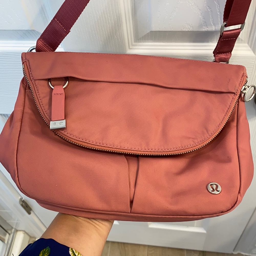 Lululemon rose All night festival bag